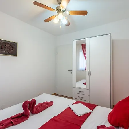 Family Friendly With A Swimming Pool Stanici, Omis - 18676 Apartman *